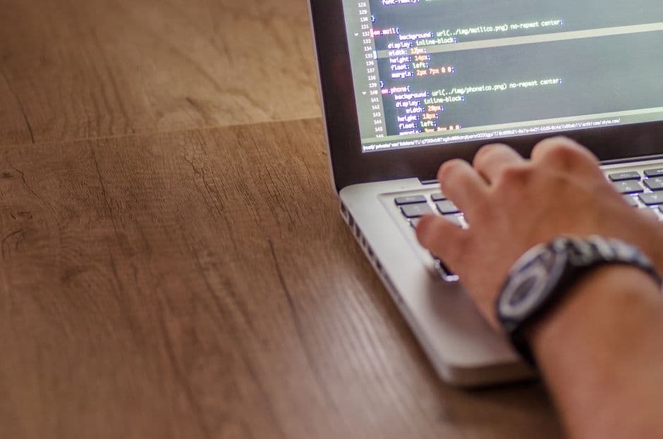 Programador a rever código durante manutenção técnica de um website