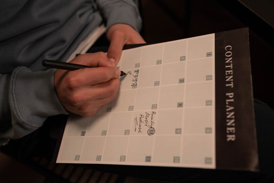 Calendário editorial de conteúdo organizado por temas e datas de publicação