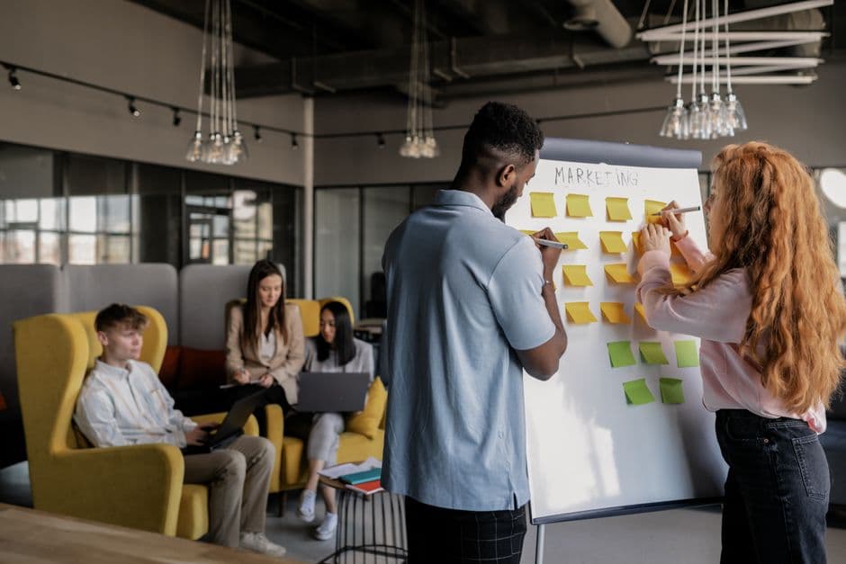 Equipa em workshop a definir a proposta de valor e diferenciação da marca