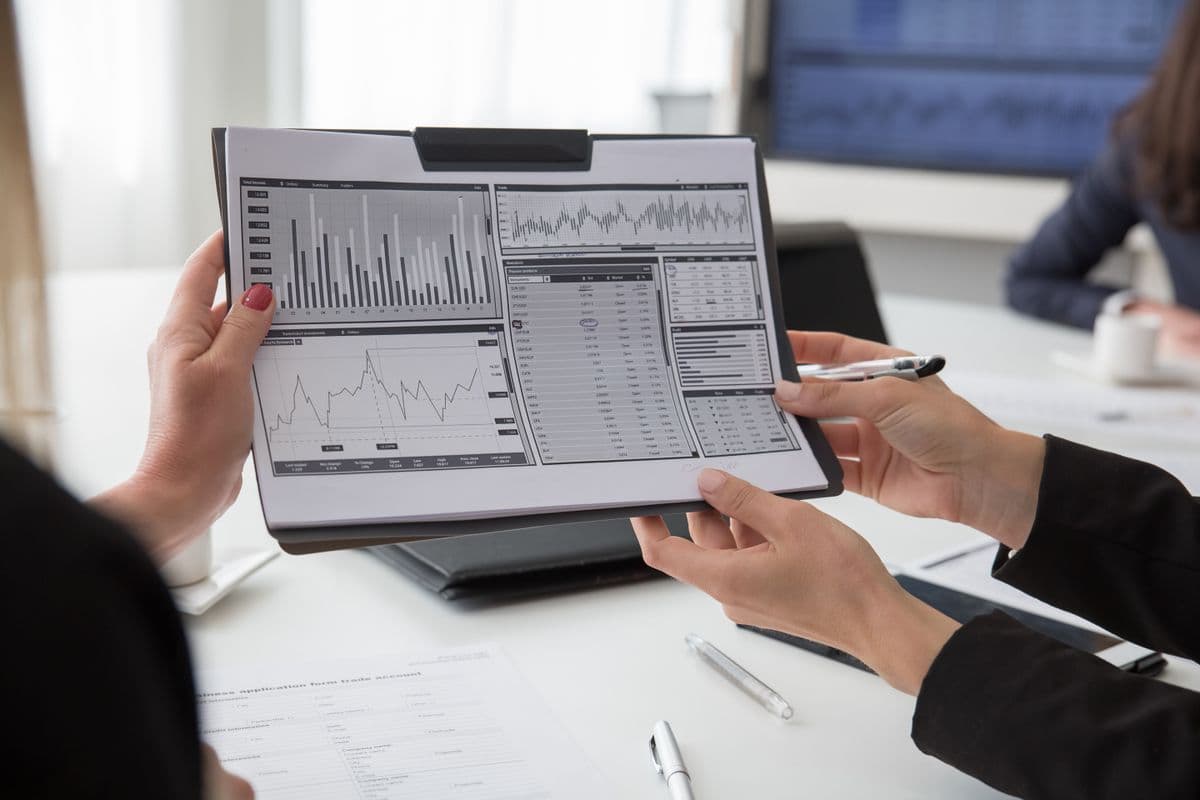 Dashboard com métricas de performance consolidadas de vários canais digitais