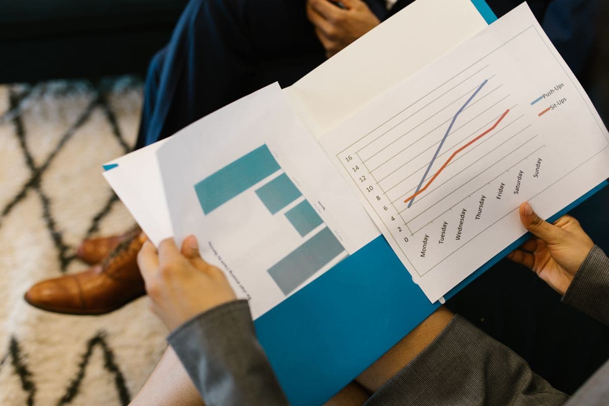 Equipa da Eter Growth a apresentar relatório de performance mensal a um cliente