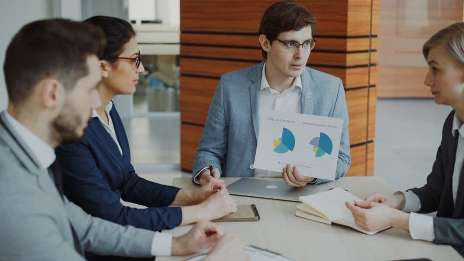 Análise de leads captados por automação Equipa comercial a analisar dados de leads captados automaticamente
