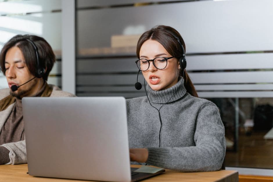Equipa a acompanhar o chatbot de IA no apoio ao cliente Equipa de apoio ao cliente a acompanhar conversas do chatbot de IA