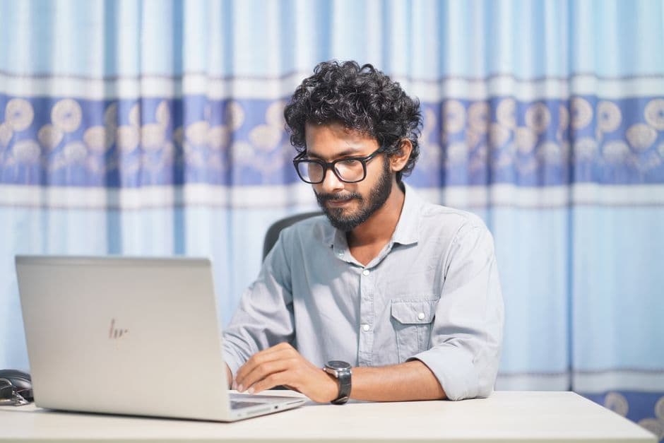 Design e desenvolvimento de websites para empresas Designer a criar um website responsivo para uma PME portuguesa
