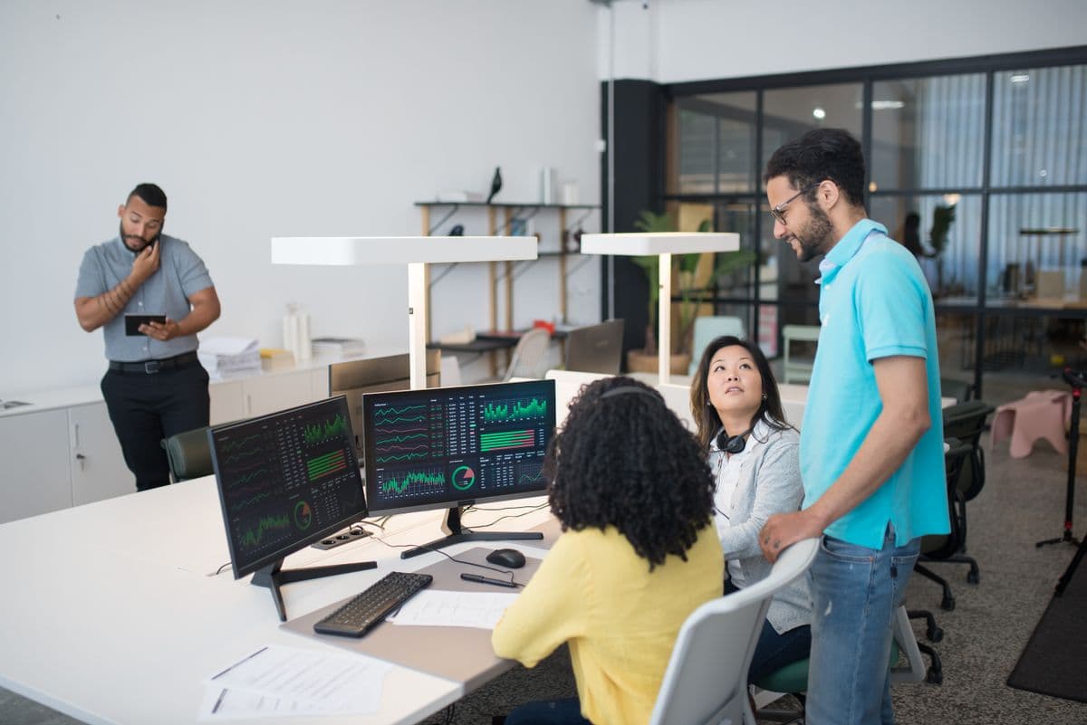 Uma equipa dedicada à construção de cada dashboard Equipa da Eter Growth a analisar dados para construir dashboards de gestão