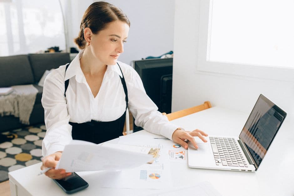 Análise de dados no diagnóstico digital gratuito Analista a rever o dashboard de presença online de uma empresa