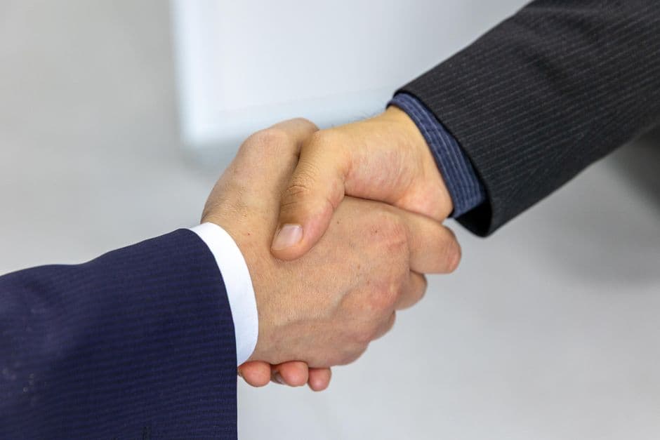 Início de colaboração após diagnóstico digital gratuito Aperto de mão no início de um novo projecto de diagnóstico digital
