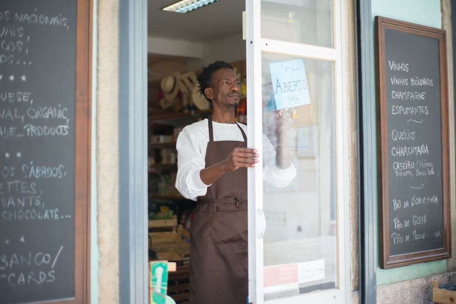 SEO Local para negócios com loja física Comerciante à frente de um negócio local otimizado para pesquisas na zona